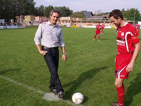 ASK-ATSV Sattledt_0054_Anstoss mit dem Matchsponsor Mario Adami03